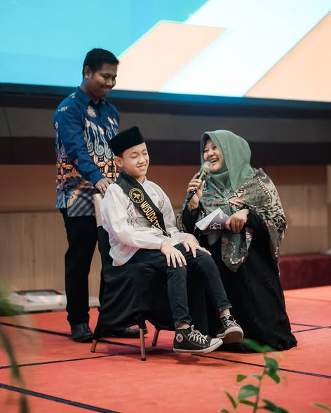 Wawancara Penuh Haru di Panggung: Menggali Kisah Perjuangan Santri Inspiratif