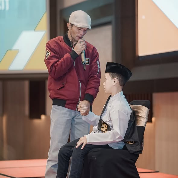 Genggaman Kasih Sang Ayah: Tangis Syukur Orang Tua Membesarkan Penghafal Al-Qur'an